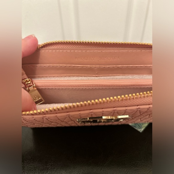 ⭐️ NWT Badgley Mischka Herringbone Wallet with Phone Pocket and Wristlet ⭐️ - Picture 4 of 6